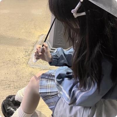 公园长椅上的盖伊与玛德琳